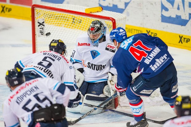 Christoph Ullmann erzielt das 1:0 für die Adler. Foto: Sörli Binder / AS Sportfoto