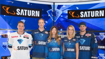 Alex Barta, Benedikt Schopper, Christine Rehm, Nihal Köz (workers Saturn), Benedikt Kohl (v.l.n.r.) in the new DEL jerseys... (Foto: Strisch) Alex Barta, Benedikt Schopper, Christine Rehm, Nihal Köz (workers Saturn), Benedikt Kohl (v.l.n.r.) in the new DEL jerseys... (Foto: Strisch)