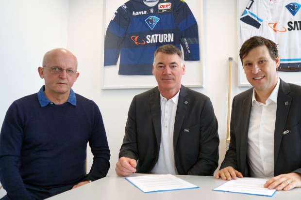 Kurt Kleinendorst (Mitte) beim Vertragsabschluss mit Geschäftsführer Claus Gröbner (rechts) und Sportdirektor Jiri Ehrenberger.