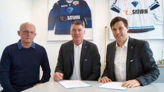Kurt Kleinendorst (center) finalizing his contract with CEO Claus Gröbner (right) and sports director Jiri Ehrenberger.