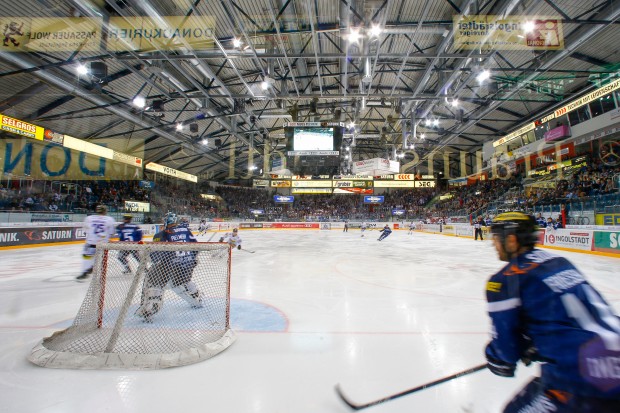 Am Abend, am Rande der Partie gegen Krefeld, sind besondere Gäste in der Saturn Arena. Foto: Strisch / st-foto.de