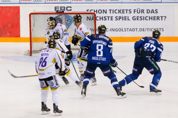 Da schlägt's ein: Thomas Oppenheimer stiftet als Anspielstation für Verwirrung, Petr Pohl zieht ab - 3:2! Foto: Oliver Strisch / st-foto.de