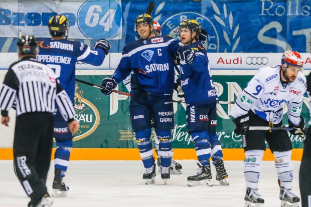 John Laliberte (center) has been nominated as DEL player of the month. Foto: Strisch / st-foto.de