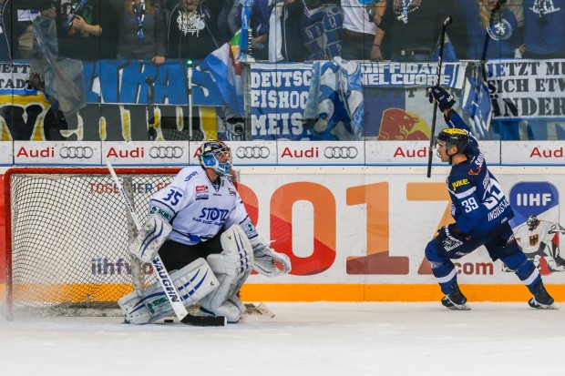 Thomas Greilinger jubelt nach dem Siegtreffer in der Overtime gegen Schwenningen. Foto: Strisch // st-foto.de