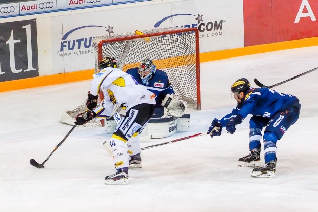 Gegen Krefeld zeigte allein Goalie Timo Pielmeier eine ordentliche Leistung. Foto: Strisch / st-foto.de