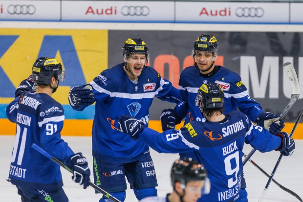 Torjubel (von links): Björn Svensson, Petr Taticek, Brian Salcido und Brandon Buck. Foto: Strisch / st-foto.de