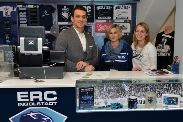 Wie im Vorjahr schauen auch in diesem Jahr wieder Spieler am Fanshop vorbei. Foto: Traub / st-foto.de