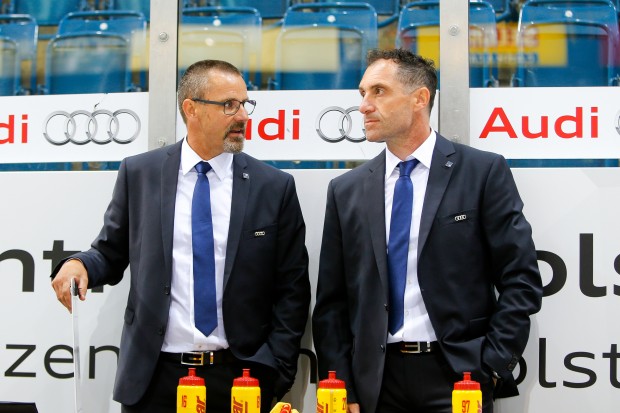 Tommy Samuelsson (links, mit Co-Trainer Petr Bares) im Interview zur Vertragsverlängerung. Foto: Strisch / st-foto.de