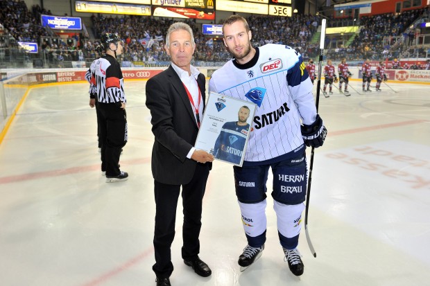 Petr Pohl (rechts) wird von Hans Fischer als Panther des Monats ausgezeichnet.  Foto: ST-Foto.de / Johannes TRAUB  