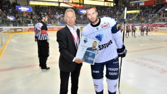 Petr Pohl (rechts) wird von Hans Fischer als Panther des Monats ausgezeichnet.  Foto: ST-Foto.de / Johannes TRAUB  