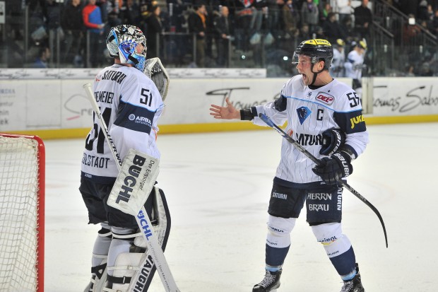 Krönung einer tollen Team-Leistung: Patrick Köppchen (rechts) traf in seinem 900. DEL-Spiel zweimal. Foto: Traub / st-foto.de