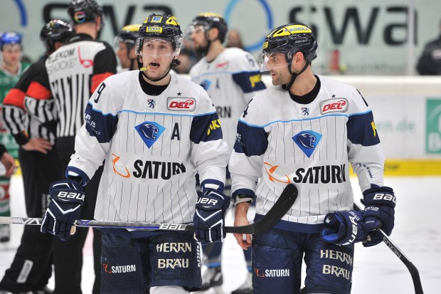 Brandon Buck (left, next to Dustin Friesen) is the league's best scorer. Foto: Traub / st-foto.de