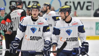 Brandon Buck (left, next to Dustin Friesen) is the league's best scorer. Foto: Traub / st-foto.de