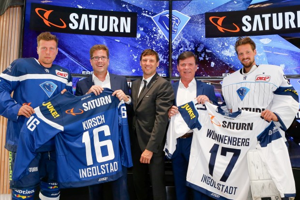 Auf gute weitere Zusammenarbeit: Die hochrangigne Vertreter von Media-Saturn Wolfgang Kirsch und Thomas Wünnenberg und die Panther präsentierten am Rande auch die neuen Trikots. Foto: Oliver Strisch / st-foto.de