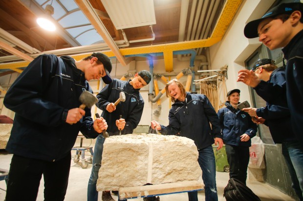 Die Jungpanther probierten die Arbeit mit Hammer und Meißel. Foto: Oliver Strisch