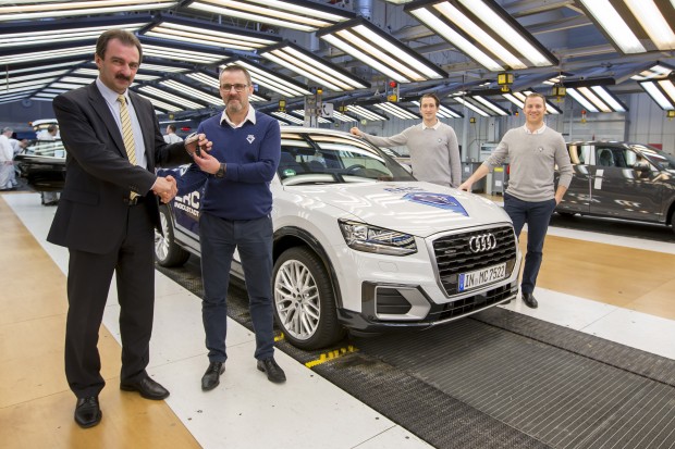 Werkleiter Albert Mayer übergibt den Schlüssel an Trainer Tommy Samuelsson. Foto: Audi