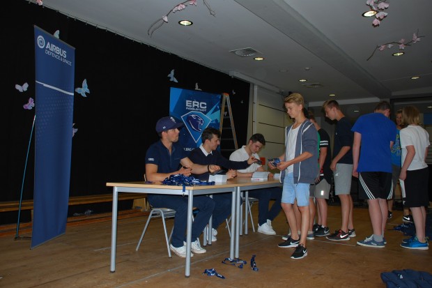Unterstützt von Airbus verbrachten Kohl, Wagner und Schmidpeter einen sportlichen Vormittag in der Realschule am Keltenwall in Manching.