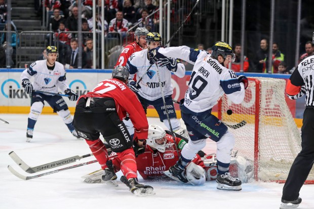Das Tor des Tages: Danny Irmen überwindet Gustaf Wesslau zum 1:0. Foto: Stefan Bösl / kbumm.de