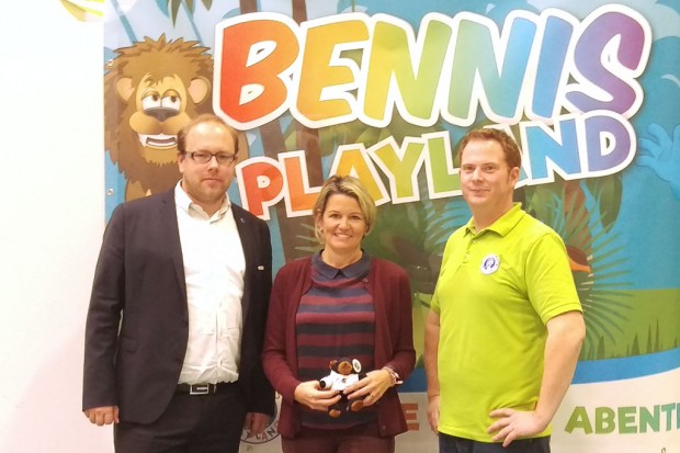 Gemeinsam für benachteiligte Kinder: Steffi Praunsmändtl von Goals for Kids mit Claudius Rehbein (ERC) und Stefan Zach (Bennis Playland).