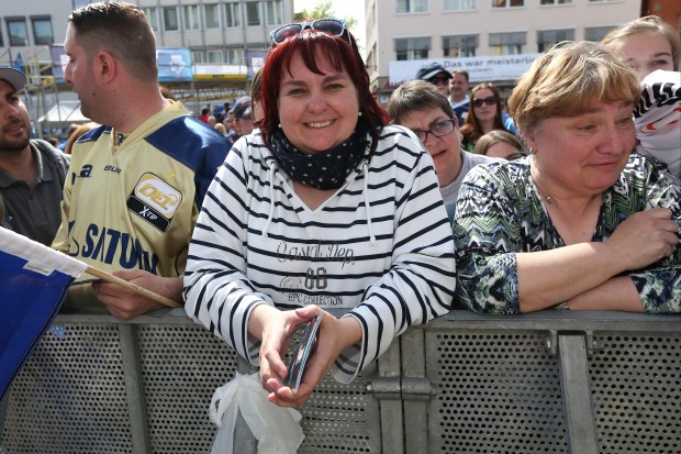 Fansprecherin Petra Vogl freut sich auf die Trikotzeremonie zu Ehren Jackub Ficenec'. Foto: Stefan Bösl / kbumm.de