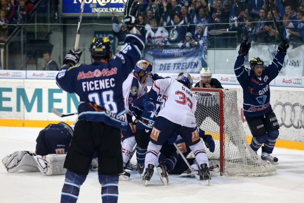 Mit diesen beiden auf dem Eis herrschte bzw herrscht beim Gegner Alarm: Jakub Ficenec jubelt mit Torschützen Thomas Greilinger. Foto: Stefan Bösl / kbumm.de