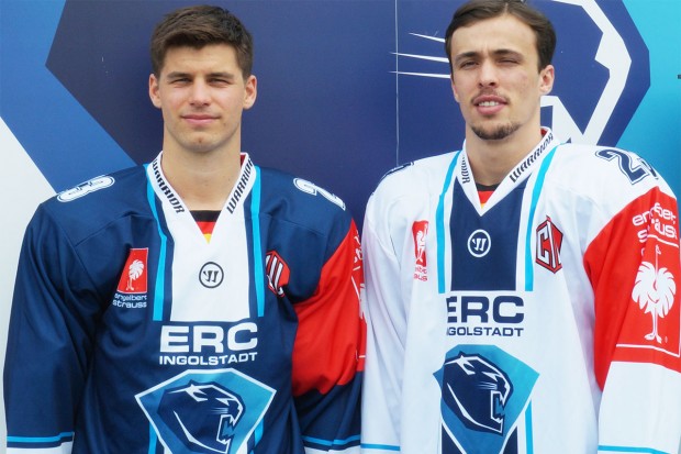 Benedikt Kohl und Fabio Wagner in den neuen Heim- und Auswärtstrikots für die Champions Hockey League (CHL)