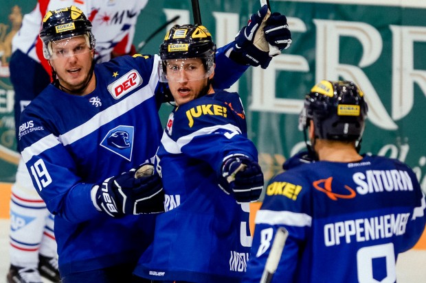 The Panthers are looking forward to your support (Foto f.l.t.r.: Danny Irmen, Brandon Buck and Thomas Oppenheimer beim Sieg über Mannheim). Foto: st-foto.de / STRISCH OLIVER