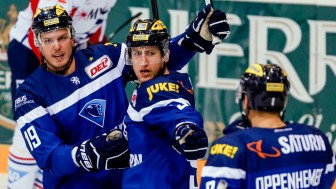 The Panthers are looking forward to your support (Foto f.l.t.r.: Danny Irmen, Brandon Buck and Thomas Oppenheimer beim Sieg über Mannheim). Foto: st-foto.de / STRISCH OLIVER