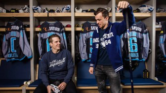 Danny Irmen und Fabio Wagner präsentieren den Pullover und den Zip Hoody. Foto: Ritchie Herbert