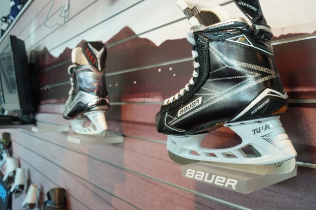 Schlittschuhe, Schläger, Panther-Fanartikel und so fort bietet der Fairplay Hockey Shop an.