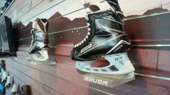 Schlittschuhe, Schläger, Panther-Fanartikel und so fort bietet der Fairplay Hockey Shop an.