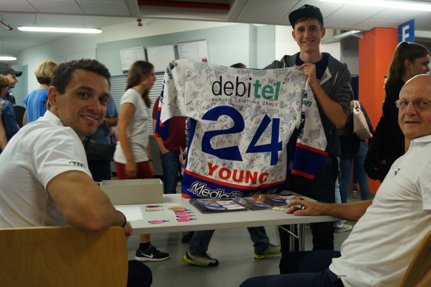 Brian Salcido und Jiri Ehrenberger hatten die Ehre, auf diesem Clayton Young-Trikot zu unterschreiben.