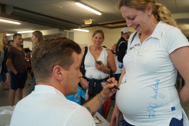 "Patrick inside" schrieb Patrick  Köppchen auf das T-Shirt, unter dem sich Andrea Kleckers Babybauch befindet. In zwei Wochen ist Geburtstermin und ja, der Kleine wird Patrick heißen!