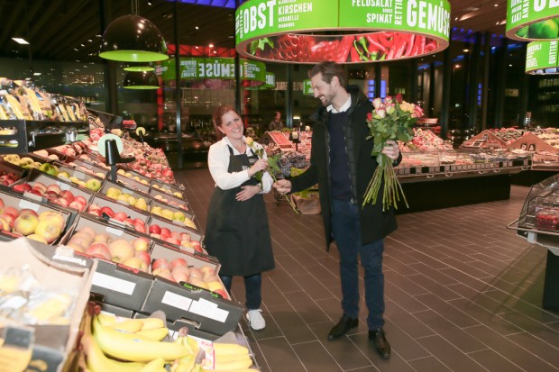 Der charmante Timo Pielmeier denkt auch an die EDEKA-Mitarbeiterinnen