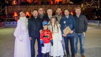 Eröffnung mit Oberbürgermeister und Christkind - seit 24. November hat die Eisarena auf dem Paradeplatz geöffnet... Foto: Bösl Eröffnung mit Oberbürgermeister und Christkind - seit 24. November hat die Eisarena auf dem Paradeplatz geöffnet... Foto: Bösl