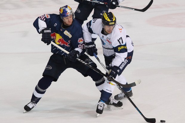 Beim Oberbayern-Derby trafen Spieler der Spitzenklasse aufeinander (hier von links: Münchens Flaake und Ingolstadts Taticek). Foto: EHC Red Bull München via City Press