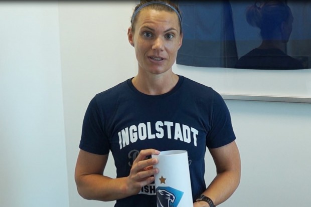 Maritta Becker präsentiert den Gewinner...