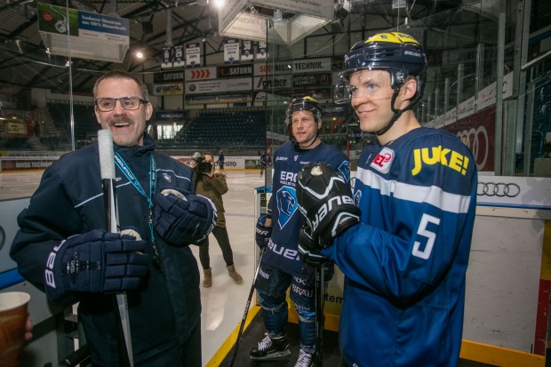 ERC-Trainer Tommy Samuelsson scherzte mit seinem schwedischen Landsmann vor dem Eistraining. Foto: Ritchie Herbert
