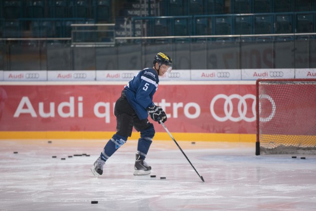 Ekström, dessen Sohn Mats mit dem Eishockey begonnen hat, zeigte sein Talent auch auf dem Eis. Foto: Ritchie Herbert