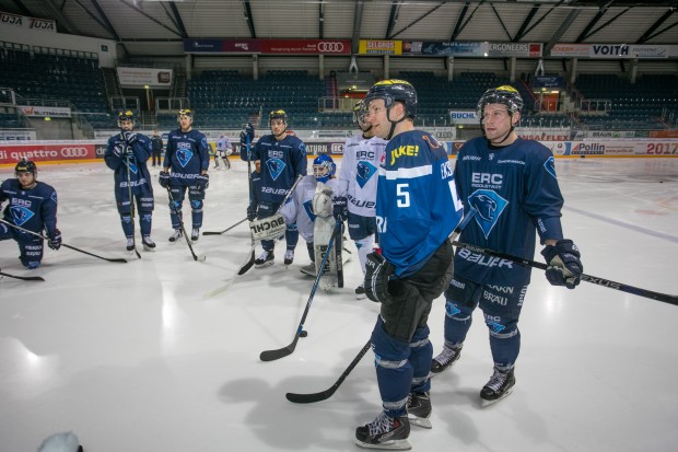 Die Mannschaft des ERC freute sich über den Trainingsgast. Foto: Ritchie Herbert