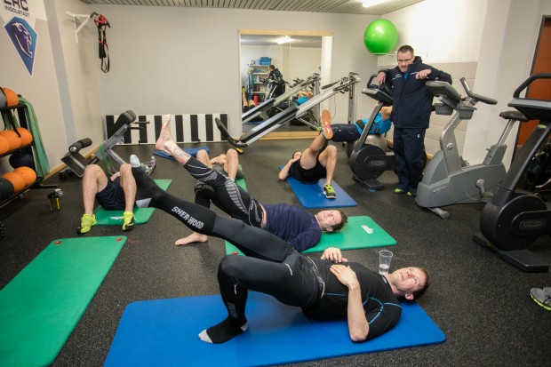 Das Eishockeytraining ist hart, doch eine Übung hatte Ekström für seine neuen Freunde parat... Foto: Ritchie Herbert