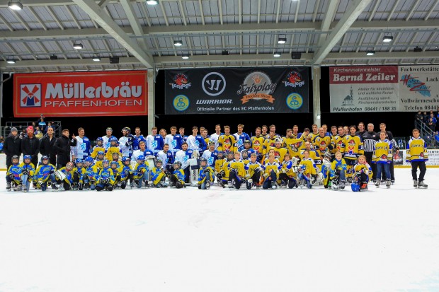 Vor dem Spielbeginn gab es ein großes Gruppenfoto. Foto: Ralf Lüger