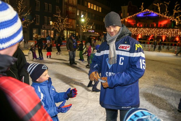 John Laliberte auf der Eisfläche am Schloss. Foto: Meyer / kbumm