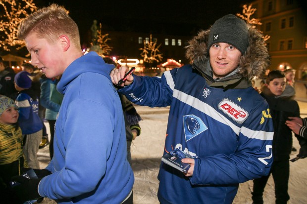 Patrick McNeill schreibt ein Autogramm bei der Eisarena auf dem Paradeplatz. Foto: Meyer / kbumm