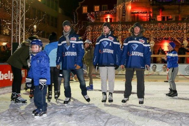 John Laliberte, Brandon Buck und Patrick McNeill drehen eine Runde auf der Eisarena am Schloss. Foto: Meyer / kbumm