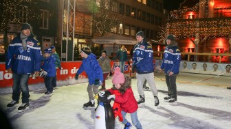 Die Panther fuhren gemeinsam mit großen und kleinen ERC-Fans Schlittschuh. Foto: Meyer / kbumm Die Panther fuhren gemeinsam mit großen und kleinen ERC-Fans Schlittschuh. Foto: Meyer / kbumm