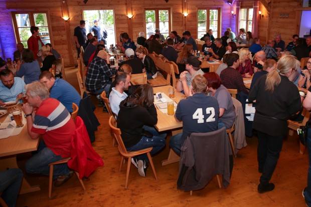 Proppenvoll: Der Fanstammtisch kam an. Foto: Jürgen Meyer / kbumm.de