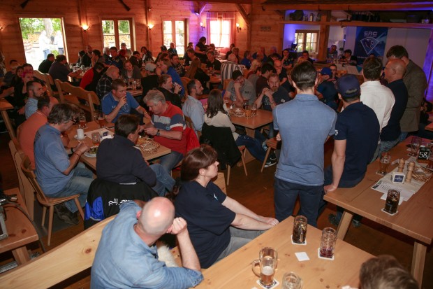 Spannende Fragen, gehaltvolle Antworten gab es beim Fanstammtisch im Högnerhäusl. Foto: Jürgen Meyer / kbumm.de