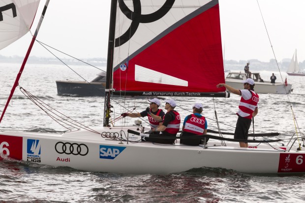 Benedikt Kohl, Benedikt Schopper und Peppi Heiss mit ihrem Skipper während des Audi ultra Cups 2016 // Foto: Ainhoa Sanchez
