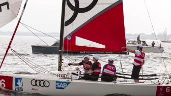 Benedikt Kohl, Benedikt Schopper und Peppi Heiss mit ihrem Skipper während des Audi ultra Cups 2016 // Foto: Ainhoa Sanchez
Benedikt Kohl, Benedikt Schopper und Peppi Heiss mit ihrem Skipper während des Audi ultra Cups 2016 // Foto: Ainhoa Sanchez